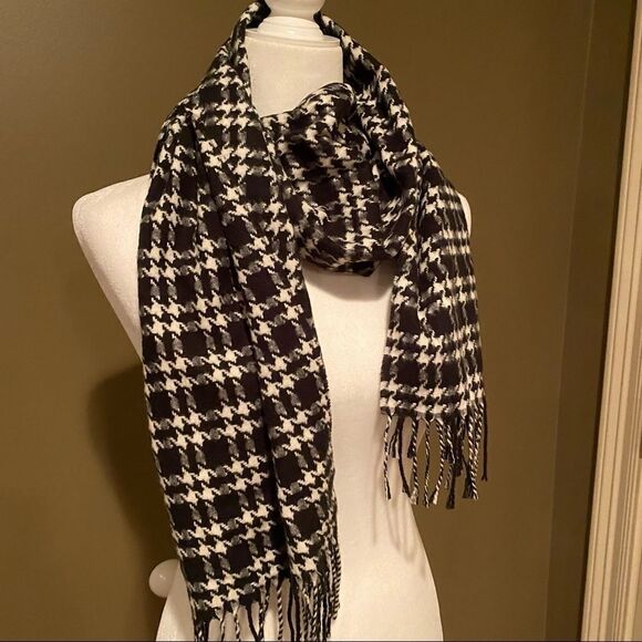 Preston & York Houndstooth Black & White Scarf - Picture 3 of 6